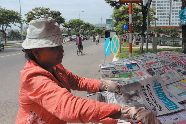 Gần 20 năm bán báo, bà Châu Thị Lượng (62 tuổi, chủ một sạp báo ở đường Hàm Nghi) không hề có ý định bỏ nghề. Với bà, đó không chỉ là mưu sinh mà còn là sự yêu thích.