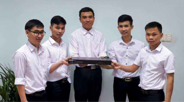 Employees of the Centre for Integrated Circuitry with their high-speed firewall 'Made in Viet Nam' 
