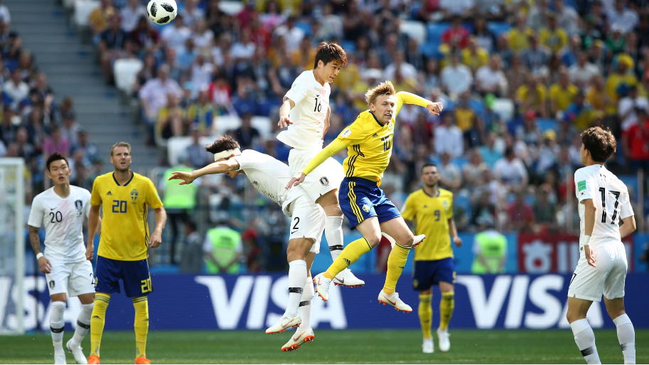 Trong những pha “không chiến”, phần thắng luôn thuộc về Thụy Điển (áo vàng). Ảnh: FIFA