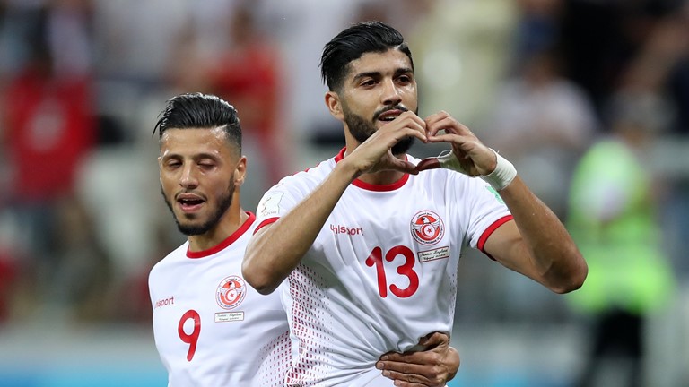 Sassi (số 13) bày tỏ tình cảm với các cổ động viên sau khi san bằng tỷ số cho Tunisia từ chấm phạt đền. Ảnh: FIFA