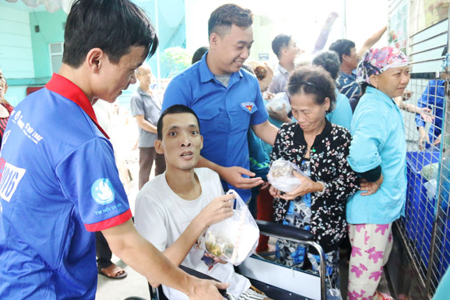 YU members from Binh Hien Ward giving free portions of rice to patients at the Da Nang General Hospital 