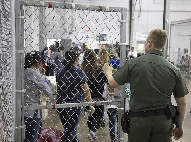 Một nhóm nghị sĩ Dân chủ đã cảnh báo việc chia tách những đứa trẻ trong gia đình nhập cư bất hợp pháp khỏi bố mẹ chúng sẽ để lại những hậu quả 