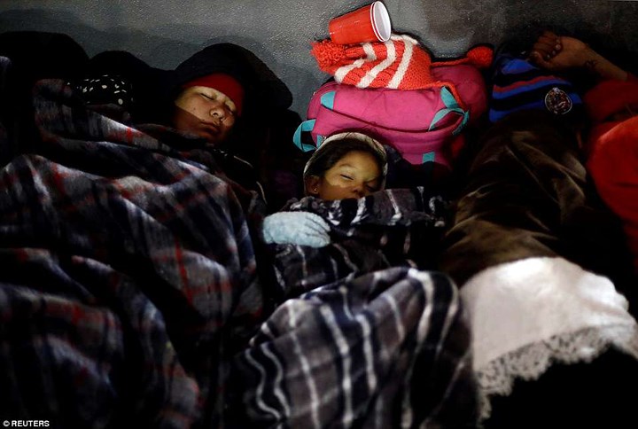 Con số này tiếp tục tăng sau khi Bộ trưởng Tư pháp Mỹ Jeff Sessions tuyên bố những người di cư vượt biên bất hợp pháp từ Mexico sang Mỹ, bao gồm cả người đang xin tị nạn, sẽ bị bắt giữ. Ảnh: Reuters.