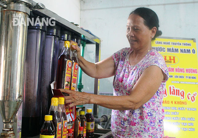 Gia đình bà Phan Thị Ngọc Bích xây dựng thương hiệu nước mắm Hồng Hương. 