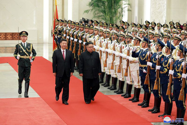 Nhà lãnh đạo Triều Tiên duyệt đội danh dự trong lễ đón chính thức tại Bắc Kinh.