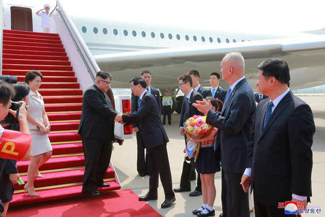 Một bức ảnh cho thấy ông Kim Jong-un bắt tay với các quan chức Trung Quốc sau khi máy bay của ông hạ cánh xuống Bắc Kinh.