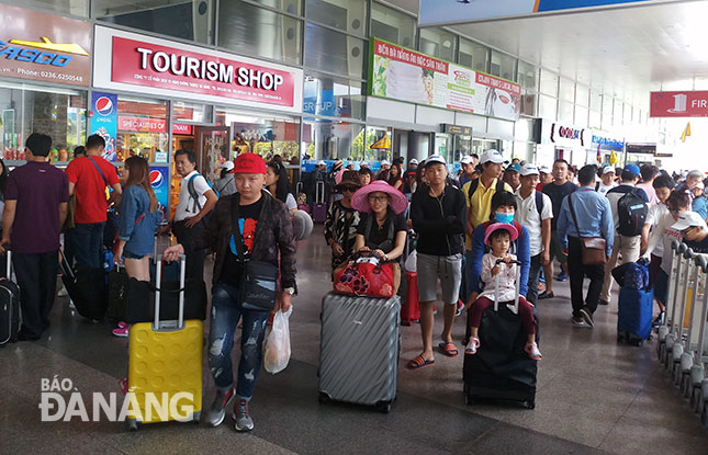 Với sự thuận lợi trong hạ tầng giao thông kết nối trong nước và quốc tế, lượng khách đến Đà Nẵng tăng mạnh khi vào mùa du lịch hè.Ảnh: KHÁNH HÒA