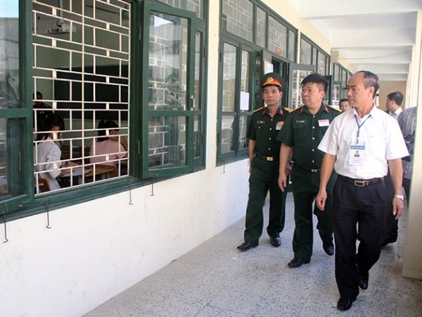 Chánh Thanh tra Bộ Giáo dục và Đào tạo Nguyễn Huy Bằng (áo trắng) thanh tra tại các điểm thi. (Ảnh: CTV/Vietnam+)