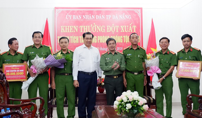 Chủ tịch UBND thành phố Huỳnh Đức Thơ khen thưởng, động viên lực lượng công an vì phá nhanh vụ án giết người