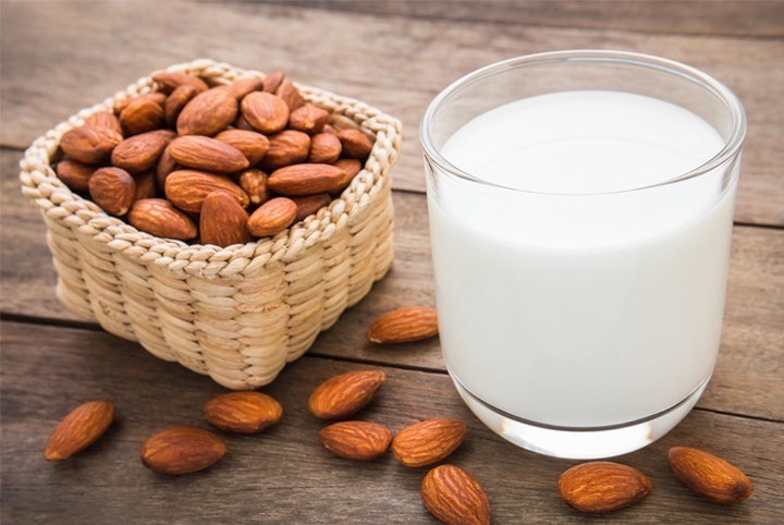 Sữa: Các sản phẩm sữa được cho là gây viêm ở một số người và gây ra chứng đau khớp. Một nghiên cứu phát hiện ra rằng những người bị viêm khớp khi tránh dùng các loại sữa động vật đã có sự cải thiện đáng kể trong các triệu chứng của họ. Thay thế sữa bằng một nguồn chất béo lành mạnh như sữa hạnh nhân hoặc sữa lanh.