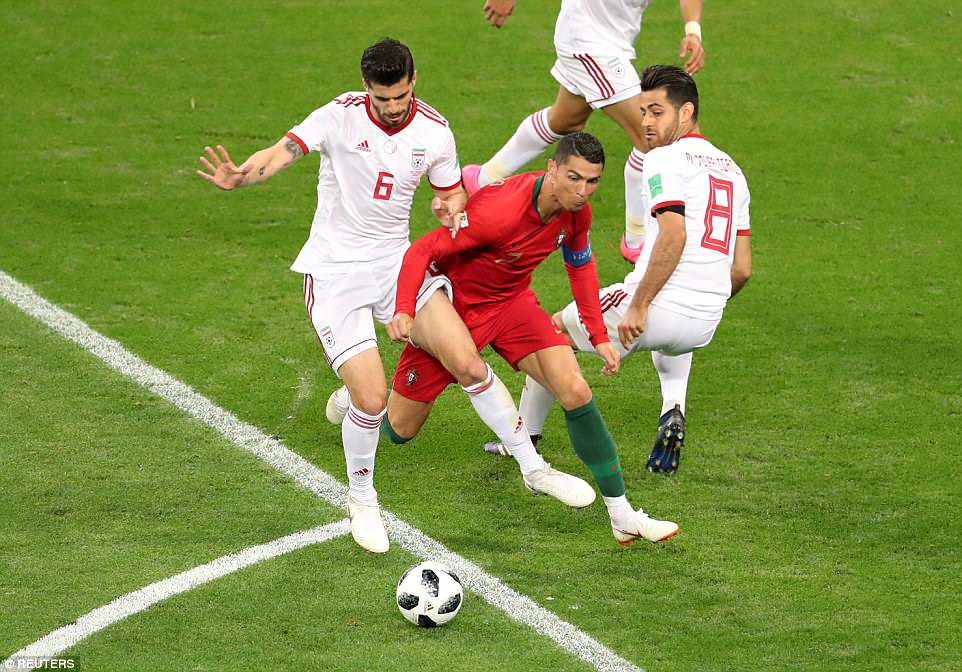Ronaldo vẫn luôn là mục tiêu truy cản của các hậu vệ. Anh thường xuyên chịu sự kèm cặp của 3-4 cầu thủ Iran trong trận này. 