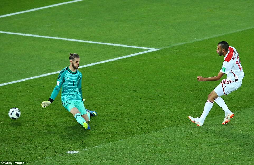 Mặc dù đã bị loại, Morocco vẫn thi đấu hết mình để tìm bàn thắng đầu tiên tại World Cup 2018. Họ vừa phòng ngự chặt vừa tìm cơ hội phản công trước sức ép của Tây Ban Nha. Nỗ lực của họ được đền đáp từ sớm, Boutaib cướp được bóng sau sai lầm khi phối hợp của Iniesta và Ramos, sau đó dễ dàng đánh bại De Gea