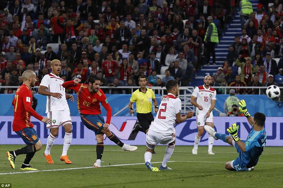 Niềm vui của Morocco không kéo dài được lâu, bởi Isco nhanh chóng đưa trận đấu về vạch xuất phát sau cú dứt điể