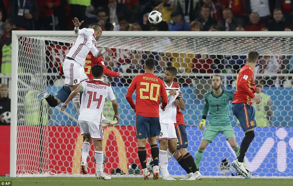 Morocco tiếp tục chơi sòng phẳng với ông lớn đến từ bán đảo Iberia. Họ vượt lên dẫn trước ở phút 81, Youssef En-Nesyri bật cực cao đánh đầu tung lưới De Gea, nâng tỷ số lên 2-1. Ảnh: