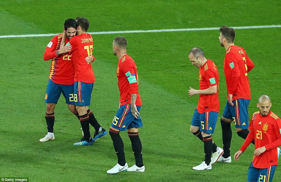 Sau trận hòa kịch tích này, Tây Ban Nha giành ngôi đầu bảng B và sẽ chạm trán đội chủ nhà Nga vào lúc 21 giờ ngày 1-7 theo giờ Việt Nam.