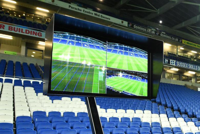 Trọng tài có thể xem lại tình huống bằng màn hình bên ngoài sân với rất nhiều góc quay khác nhau