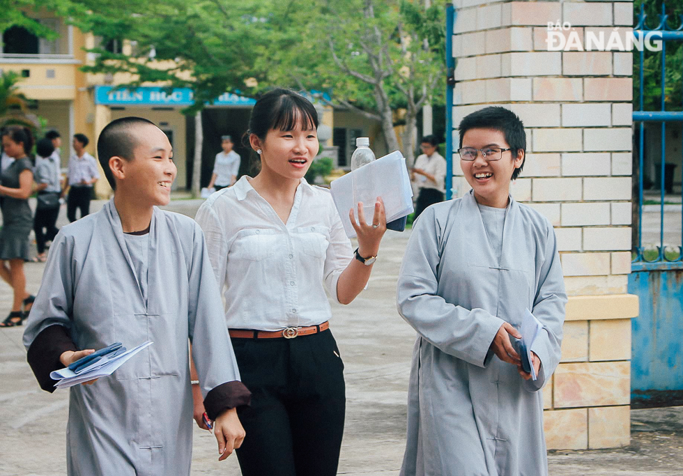 Hội đồng thi tại trường THPT Phạm Phú Thứ có những thí sinh là tăng ni trẻ tuổi tại các chùa thuộc khu vực lân cận. Ảnh: XUÂN SƠN