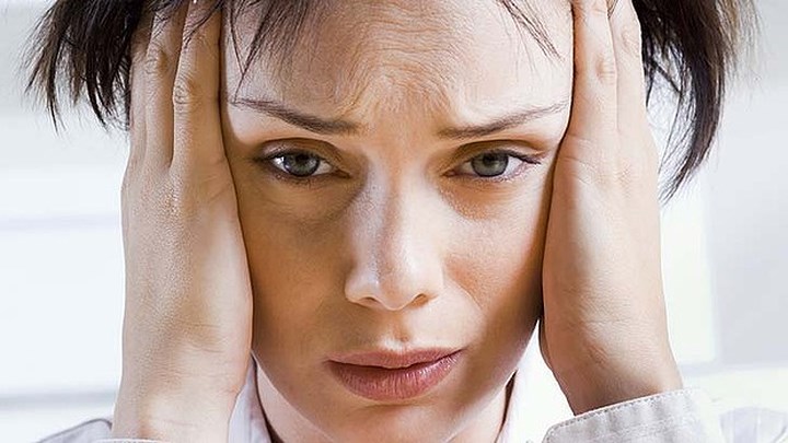 Rối loạn lo âu: Theo American Migraine Foundation, khoảng 50% những người bị chứng đau nửa đầu kinh niên đang phải vật lộn với sự lo âu. Các chuyên gia tin rằng một số người mắc chứng rối loạn lo âu do sống chung với chứng đau nửa đầu mãn tính. Tuy nhiên, họ cũng tin rằng cách mà bộ não gửi thông điệp từ tế bào thần kinh này đến tế bào thần kinh khác cũng có thể là một nguyên nhân khác.