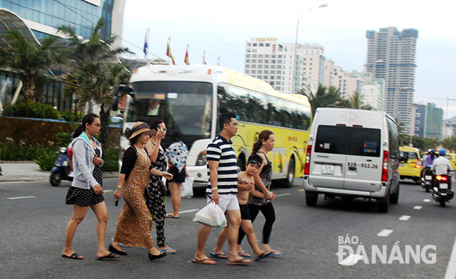 A large number of beach-goers crossing the route in the early morning and the late afternoon 