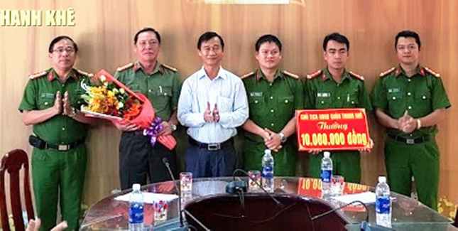 Ông Nguyễn Văn Tĩnh, Chủ tịch UBND quận Thanh Khê thưởng 10 triệu đồng cho Công an quận Thanh Khê về thành tích phá chuyên án ma túy lớn.