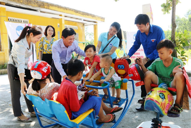 Trẻ em thôn Nam Thành (xã Hòa Phong) thích thú với khu vui chơi do Cung Thiếu nhi Đà Nẵng trao tặng.