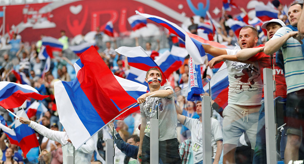 Cổ động viên Nga tràn xuống đường ăn mừng chiến thắng lịch sử