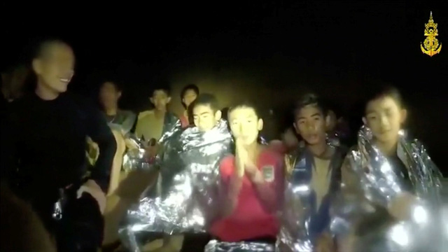 Đội bóng Thái Lan bắt đầu học lặn cấp tốc, chuẩn bị rời hang