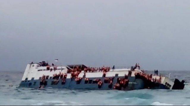 Hãi hùng cảnh hành khách bám víu vào phà đang chìm ngoài khơi Indonesia