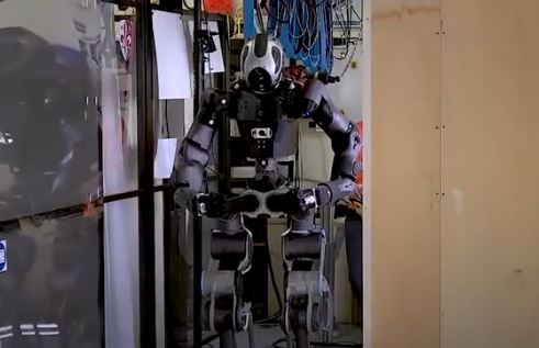Robot thay con người xông vào nơi nguy hiểm