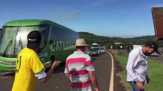 Xe bus chở Brazil bị tấn công bằng gạch đá, trứng thối khi về nước