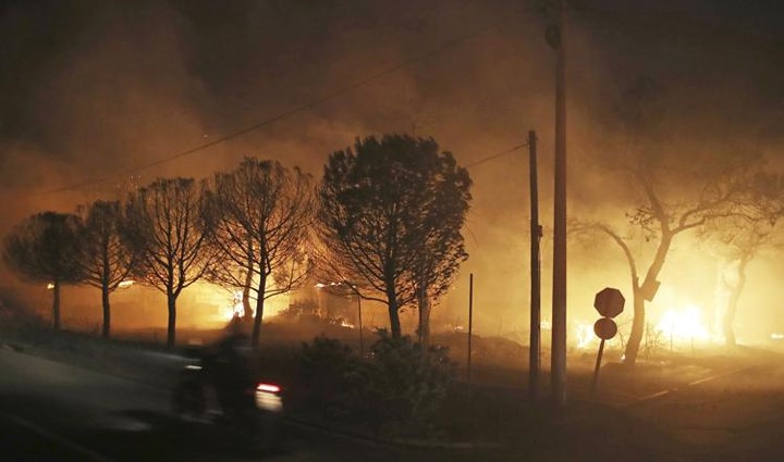 Ảnh: Cháy rừng ở Hy Lạp nhấn chìm mọi thứ trong biển lửa kinh hoàng