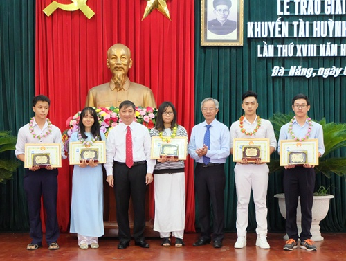 47 học sinh nhận giải thưởng khuyến tài Huỳnh Thúc Kháng