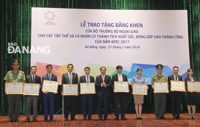 Bộ Ngoại giao khen thưởng tập thể, cá nhân trong phối hợp tổ chức APEC 2017