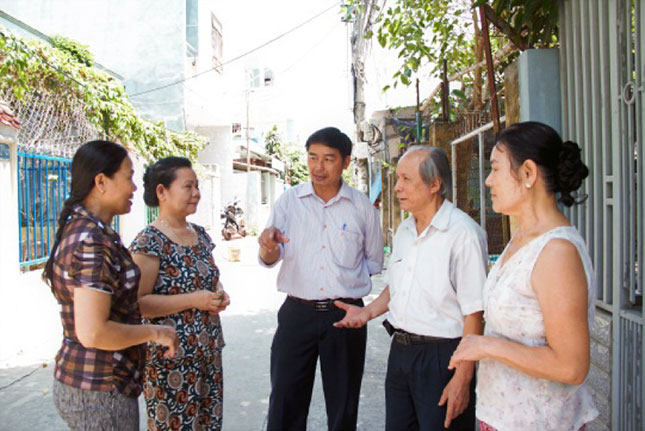 Ông Lê Hồng Cẩm, Phó Chủ tịch UBMTTQ Việt Nam phường Phước Mỹ (giữa) thường xuyên xuống khu dân cư để lắng nghe và ghi nhận ý kiến nhân dân.  			                Ảnh: LAM PHƯƠNG