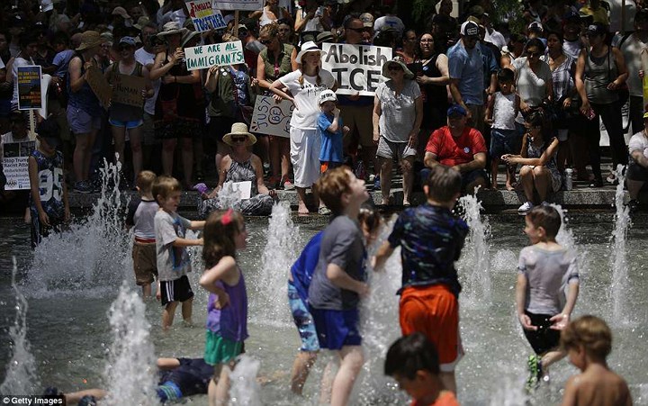 Nắng nóng khủng khiếp khiến nhiều người lớn và trẻ em tại Chicago tìm đến những đài phun nước để hạ nhiệt cơ thể. Ảnh: Getty Images