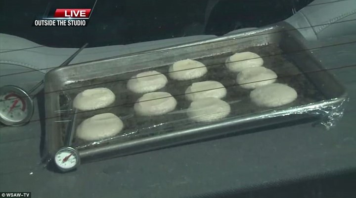 Nắng nóng đến mức một kênh truyền hình của Mỹ đã thử nghiệm nướng bánh bằng cách để khay bánh trong xe hơi. Ảnh: WSAW-TV