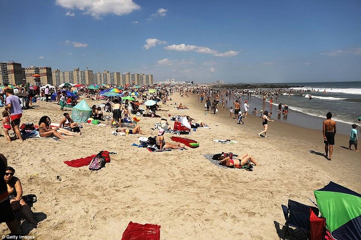 Nhiều người dân Mỹ đã chủ động tìm đến các bãi biển để tránh nắng nóng. Ảnh: Getty Images