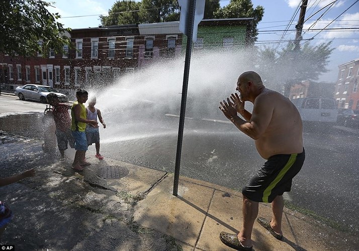 Người dân ở Philadelphia cũng chủ động dùng nước để hạ nhiệt cơ thể trong những ngày nóng bức khủng khiếp./.