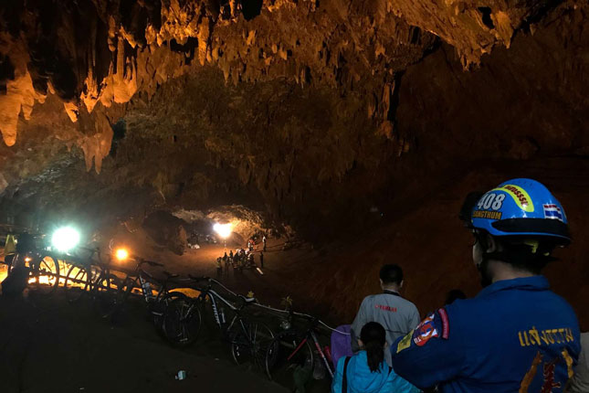 12 cầu thủ thiếu niên từ 11-16 tuổi và huấn luyện viên 25 tuổi bị mắc kẹt trong hang Tham Luang.  Ảnh: Reuters