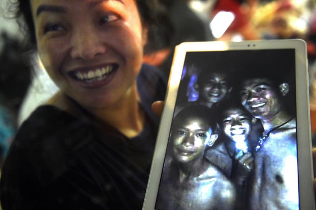 Một người thân hạnh phúc chia sẻ hình ảnh của đội bóng trước khi mất tích. (Ảnh: Reuters)