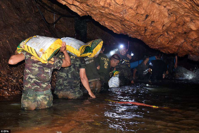 Thủ tướng Thái Lan Prayuth Chan-ocha đã gửi lời chúc mừng tới đội bóng cũng như lời cảm ơn đội cứu hộ vì những nỗ lực giải cứu không mệt mỏi suốt 10 ngày qua. (Ảnh: EPA)
