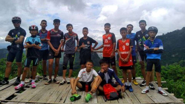 12 cầu thủ nhí và huấn luyện viên mắc kẹt trong hang Tham Luang hôm 23/6 khi vào đây thám hiểm. (Ảnh: Dailymail)