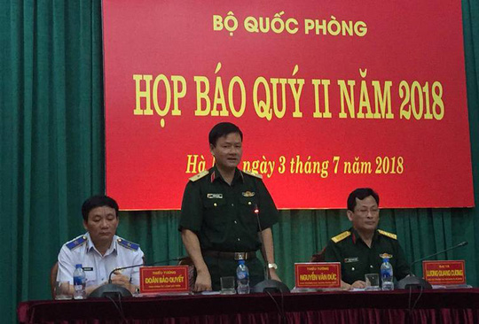 Thiếu tướng Nguyễn Văn Đức trả lời câu hỏi của báo chí