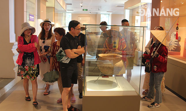 Khách du lịch tham quan Bảo tàng Đà Nẵng.