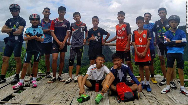 12 cậu bé cùng huấn luyện viên đội bóng U16 được tìm thấy vẫn còn sống và an toàn trong hang Tham Luang.  Ảnh: CNN