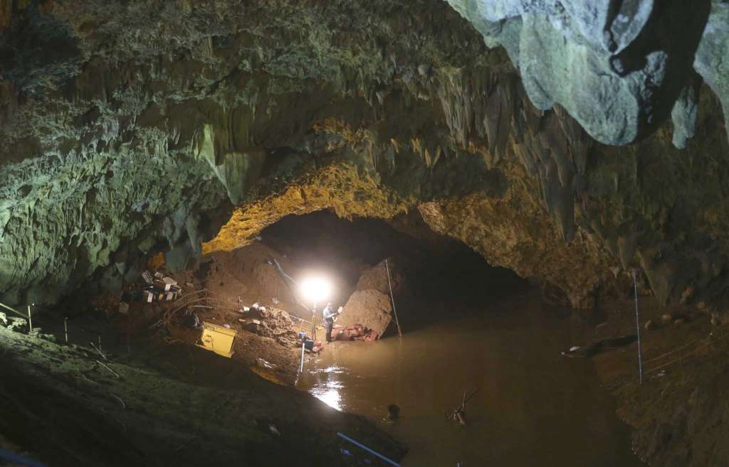 Hệ thống hang động Tham Luang nhiều ngõ ngách vẫn còn bị ngập sâu. Ảnh: AP