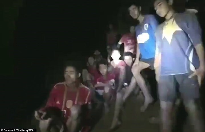 Cả 12 em nhỏ và huấn luyện viên của đội bóng đều an toàn dù đã mắc kẹt trong hang tới 9 ngày. Ảnh: Thai Navy SEAL