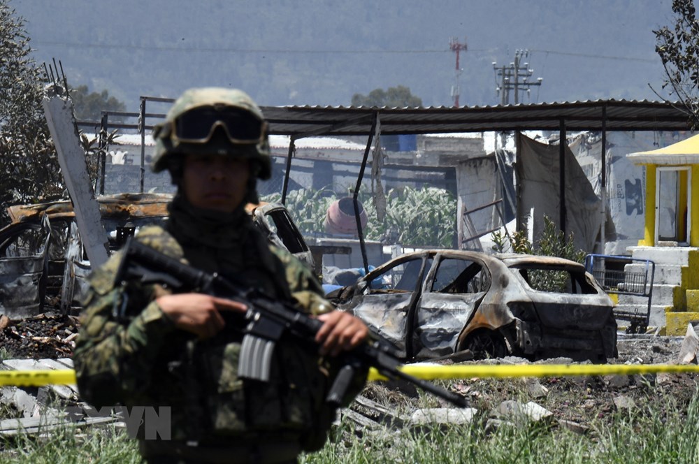 Binh sỹ Mexico gác tại hiện trường đổ nát sau loạt vụ nổ nhà máy sản xuất pháo hoa ở La Saucera ngày 5/7. (Nguồn: THX/TTXVN)