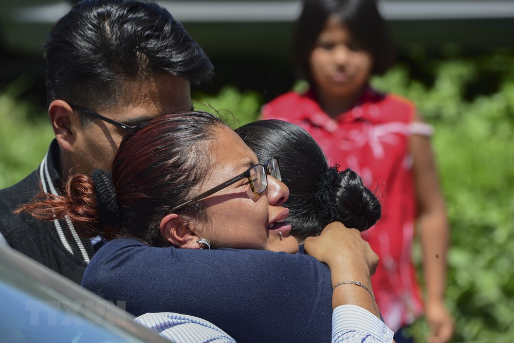 Nỗi đau mất người thân trong vụ nổ nhà máy sản xuất pháo hoa ở La Saucera ngày 5/7. (Nguồn: AFP/TTXVN)