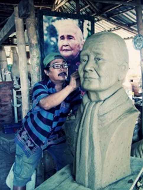 Nghệ nhân Lê Đức Hạ đang tạc tượng trong xưởng gốm của mình.Ảnh: Thái Mỹ